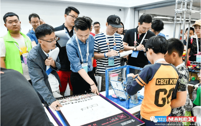 机器人行业的教师组成教师评审团