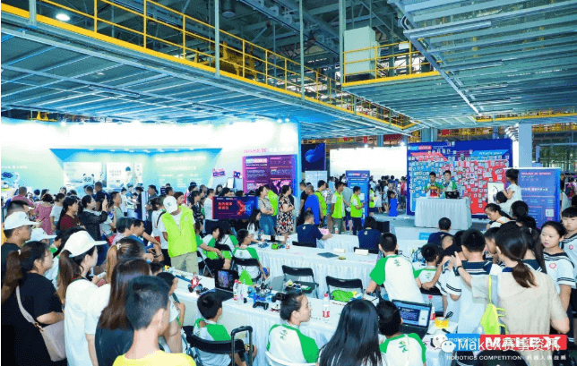 参赛队伍在路演舞台上介绍作品