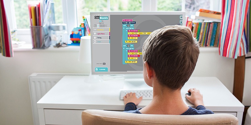 Kid is learning Makeblock coding tuturial