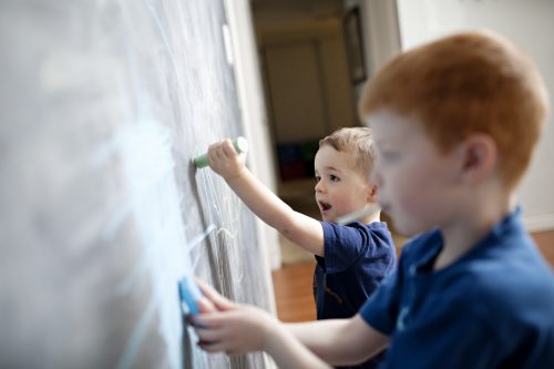 2 kids are studying Makeblock tutorial